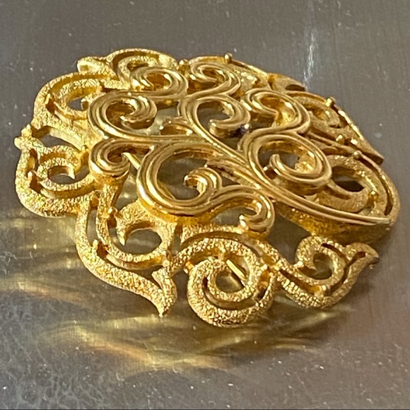 Vintage Crown Trifari Gold Etruscan Scroll Medallion Mid Century Brooch - Picture 4 of 12